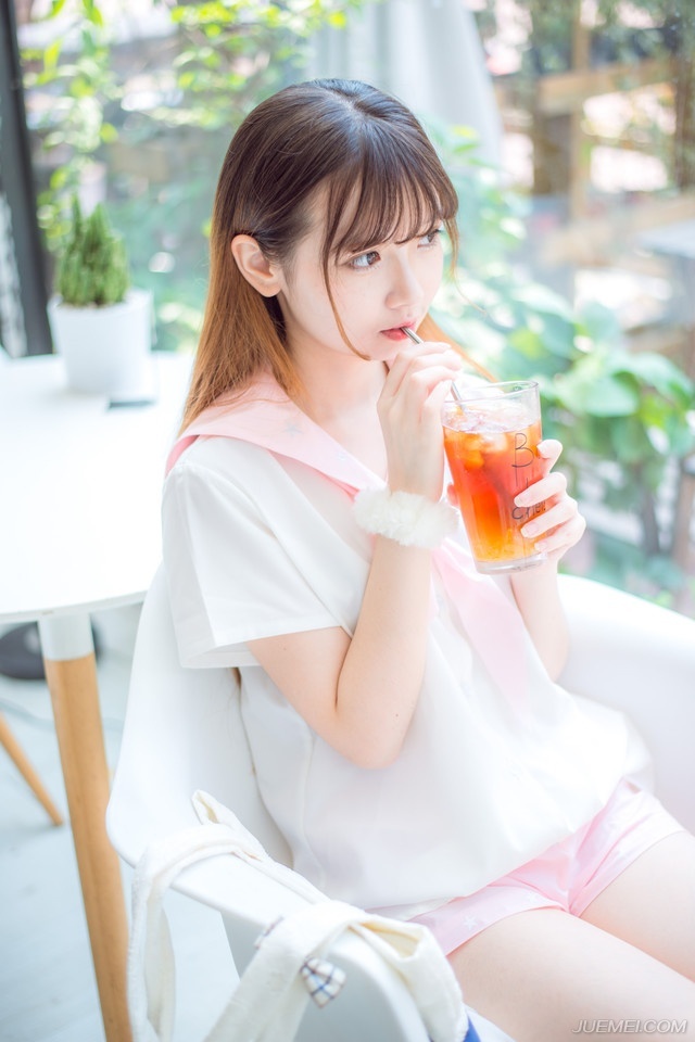 “兄长放心，我不会胡来，只是前线战报，兄长若是有暇，不妨书信于我如何？”庞统跟吕玲绮、赵云等人平辈论交，吕征身为吕玲绮的弟弟，虽然年纪差了不少，但仍旧是以平辈之礼相处。